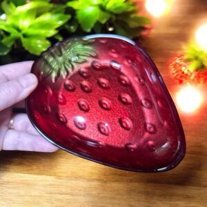 Strawberry Vintage Red Pottery Ceramic Trinket Bowl Dish Green Leaf Seed Details